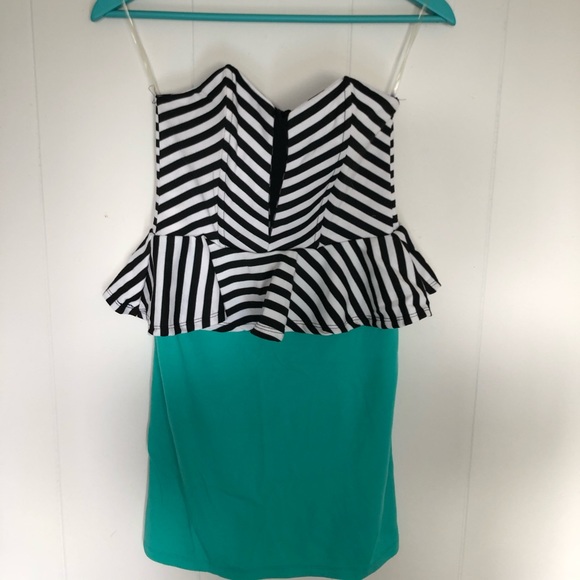Dresses & Skirts - Super cute trendy strapless dress